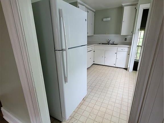 3rd image of 627 4th St #T