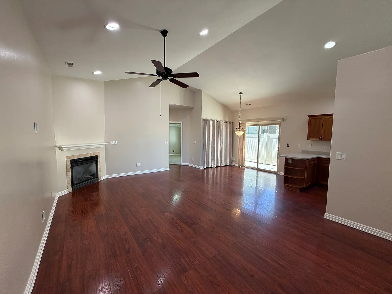 3 bed, 1374 sqft, $2,450 — Photo 2