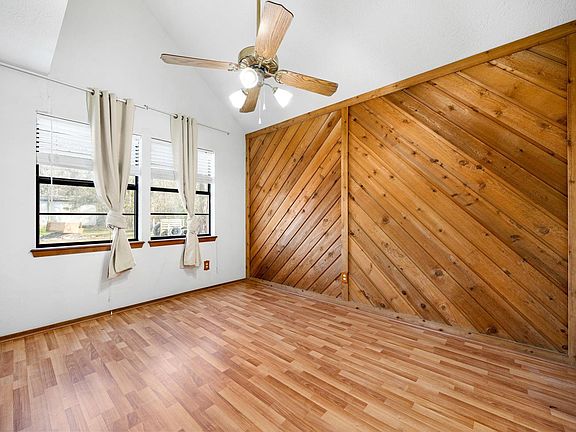 5th image of 236 Pine Ridge Dr