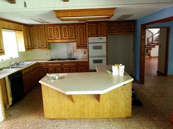 3rd image of 410 Oak Dr