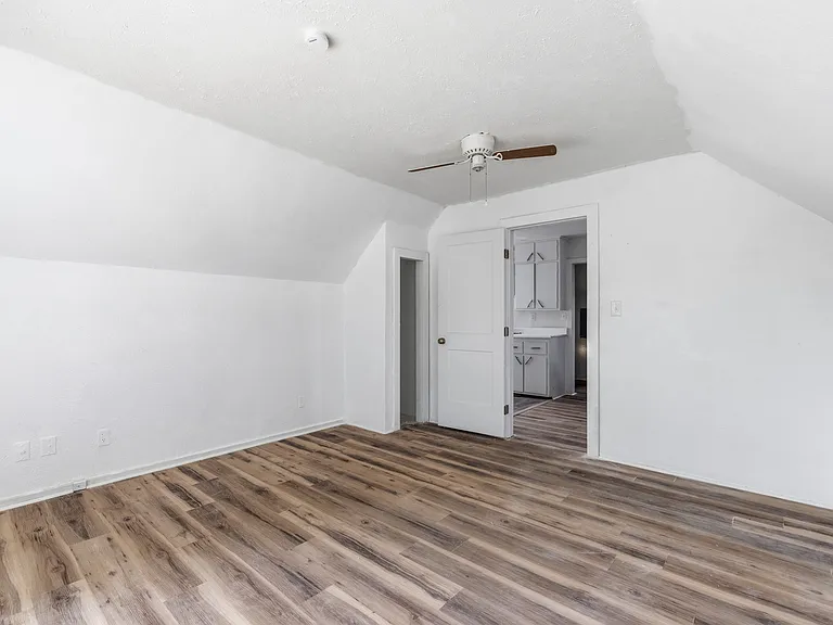 1010 W 2nd St #3 — Photo 2