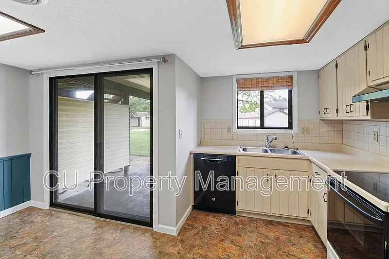 1203 Dean Dr — Photo 2