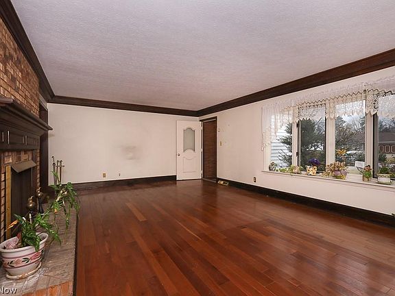 5th image of 583 Meadowlane Dr