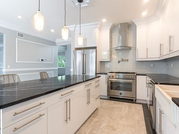 5th image of 271 Ross Ave