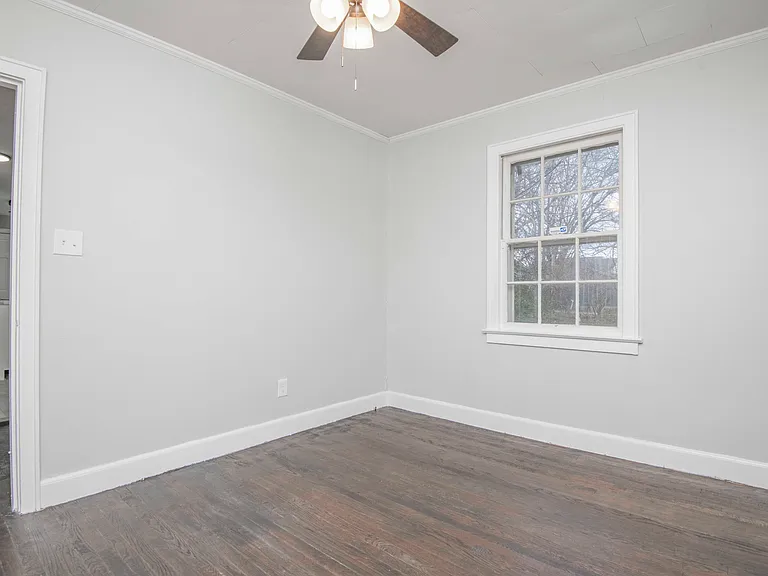 2440 Woodbine Ave — Photo 13