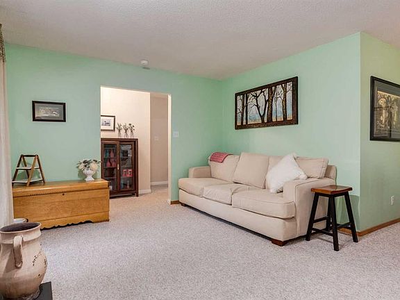 3rd image of 220 Oakridge Pl SW