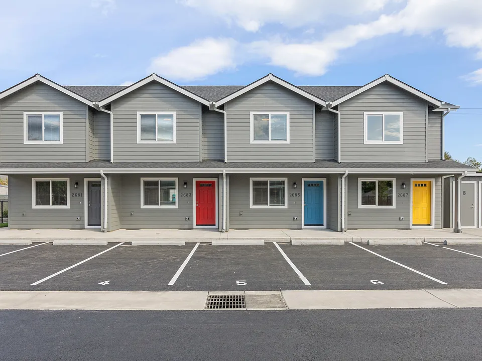 2673-2687 S Cloverleaf Loop