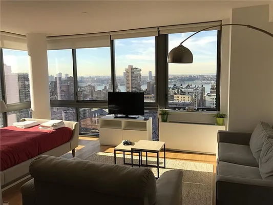 Rented by R New York | media 8