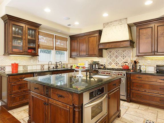 3rd image of 7124 La Jolla Blvd