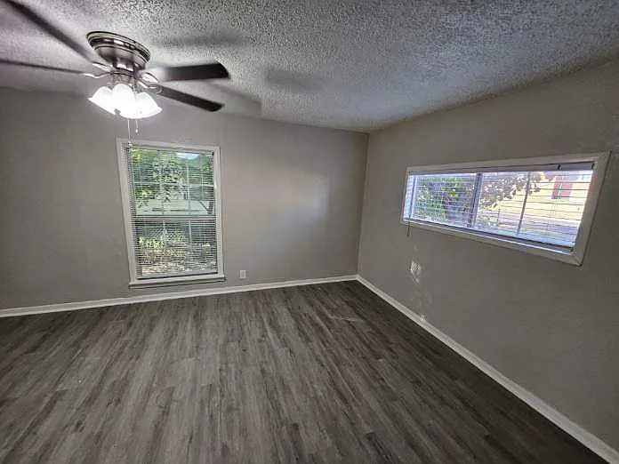 3 bed, 1.0 bath, 1308 sqft, $942 — Photo 2