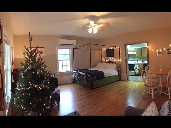 Living Room / Bedroom / Dining Room - duplex is not furnishe