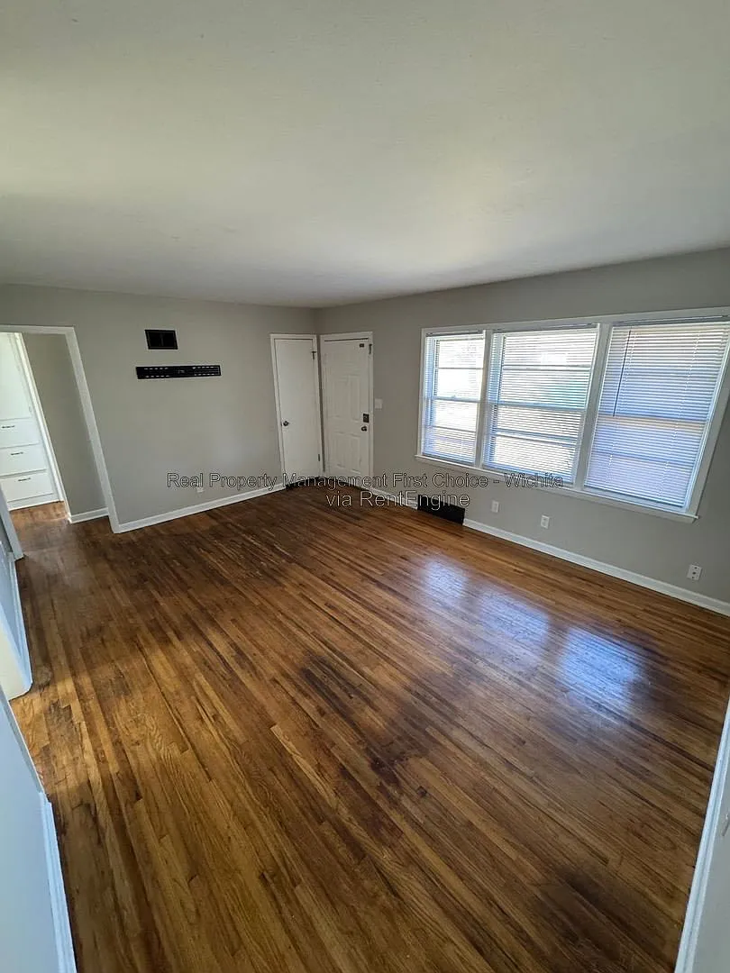 2 bed, 1.0 bath, 800 sqft, $725 — Photo 2