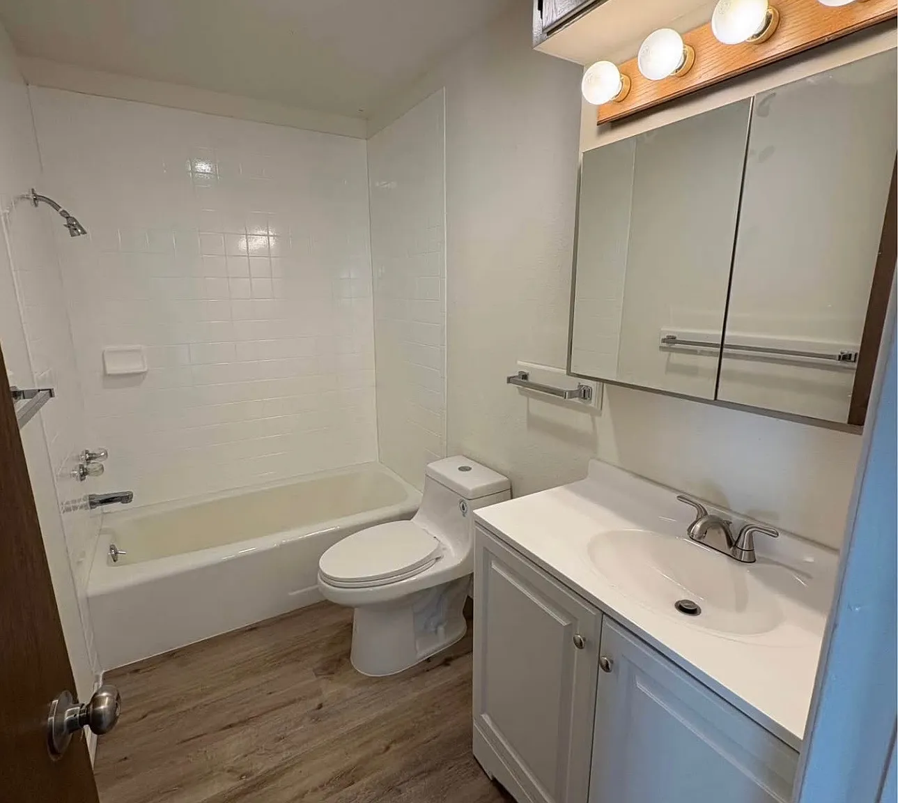2 bed, 1000 sqft, $1,435 — Photo 1