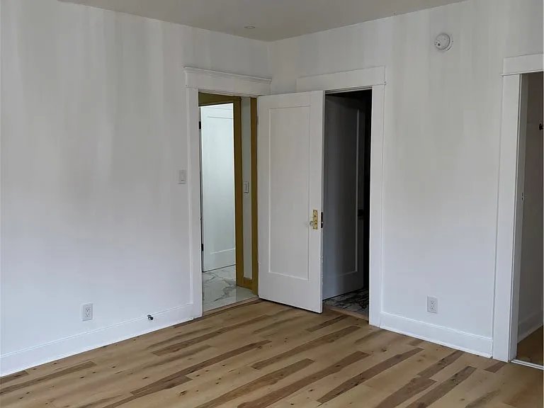 310 Alexander St — Photo 11