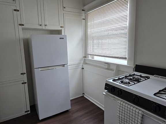 4th image of 959 E Broadway #16