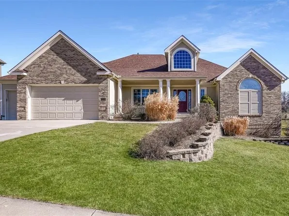 10105 River Hills Dr, Parkville, MO 64152