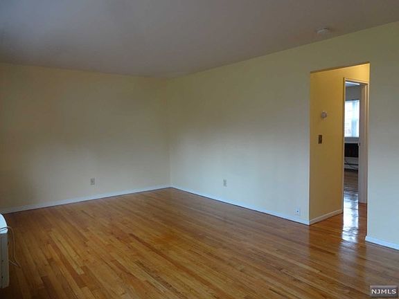 3rd image of 29 Regency Park #29