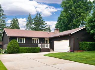 440 E Walnut St, Roselle, IL 60172