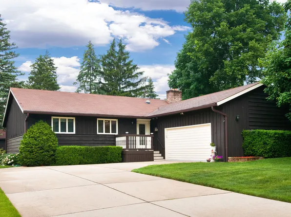 440 E Walnut St, Roselle, IL 60172