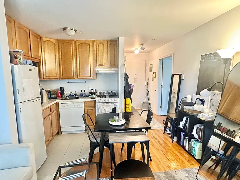 422 E 10th St #2F — Photo 4