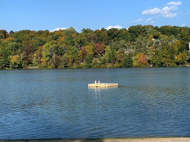 1st image of 219 Center Dr