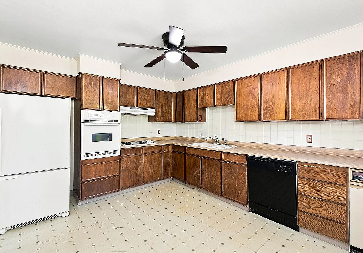 $0 Deposit Option! Walnut Hills Division, New Appliances, Garage, Fireplace, Storage! — Photo 3