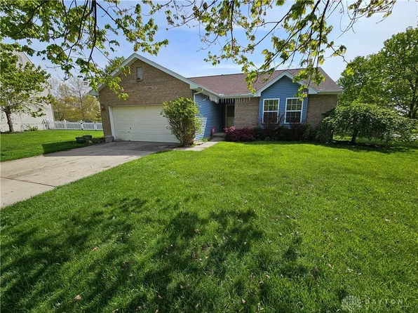 2002 Haywood Cir, Clayton, OH 45315