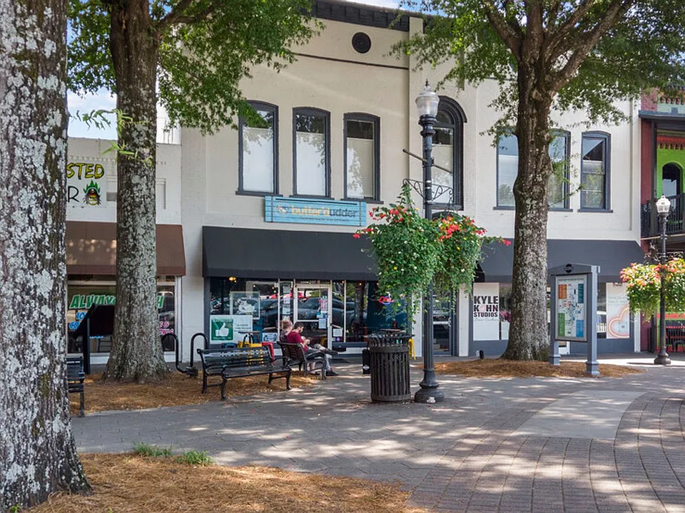 207-208 Adamson Sq