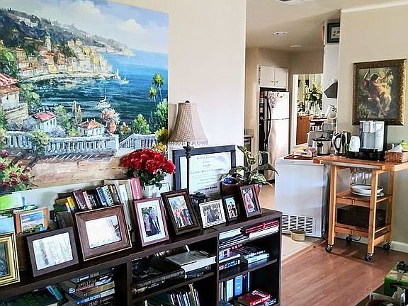 Family Rm looking to kitchen