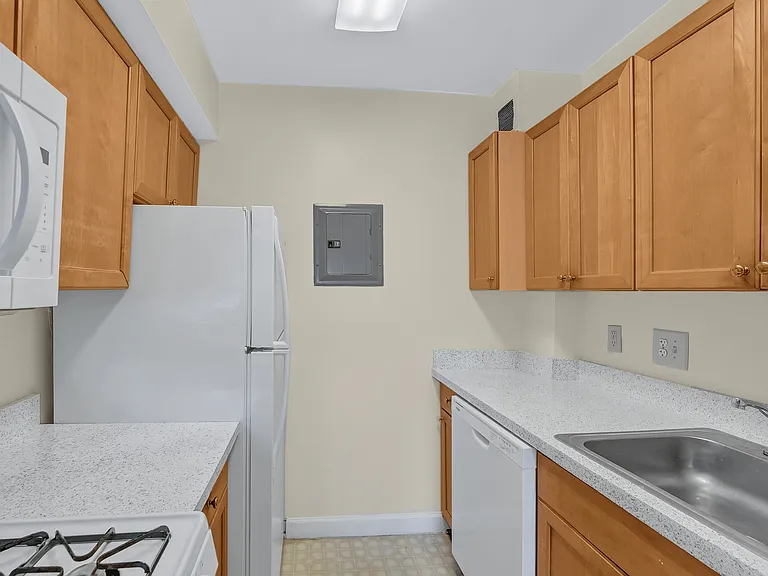 Manchester Manor — Photo 14