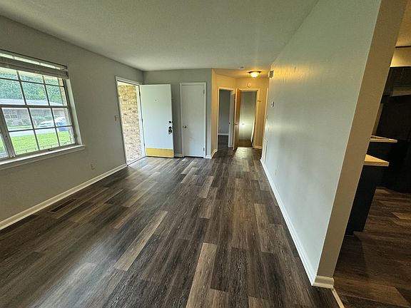 4th image of 511 Royal Crest Dr