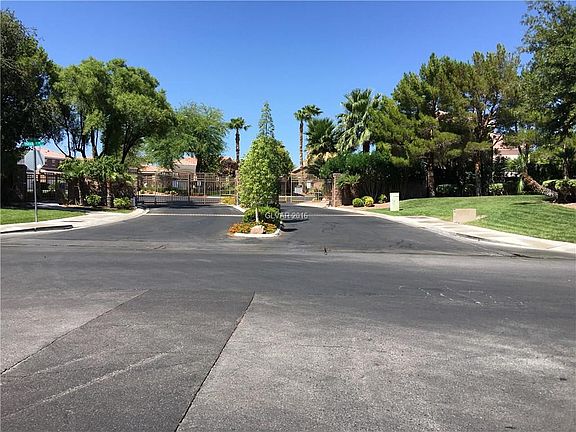 4th image of 980 Whispering Grove Ave