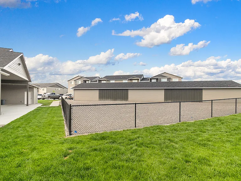 Crown Pointe Apartments — Photo 20