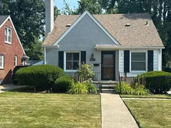 20871 Country Club Dr, Harper Woods, MI 48225