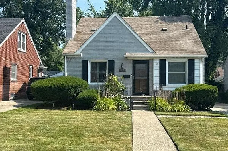 20871 Country Club Dr photo 1