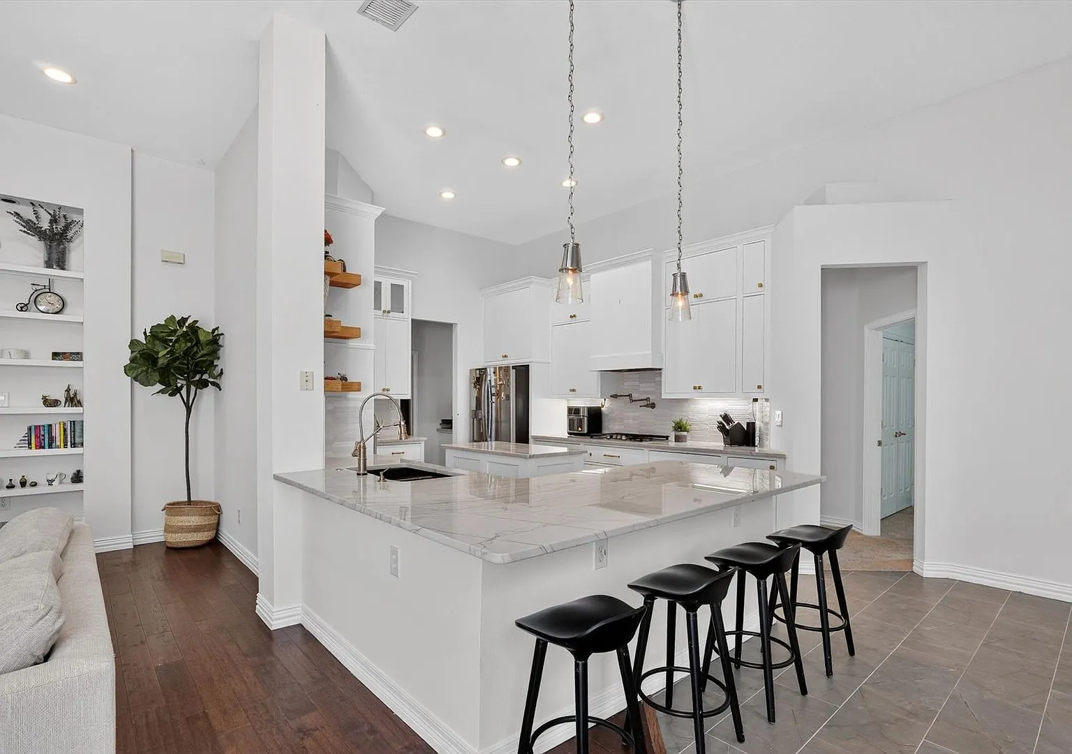Luxury One-Story Living in Prestigious Bridlewood Golf Community — Photo 2