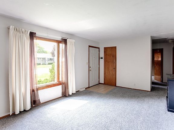 3rd image of 916 Sussex Dr