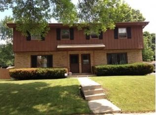 1312 Fleetfoot Dr, Waukesha, WI 53186