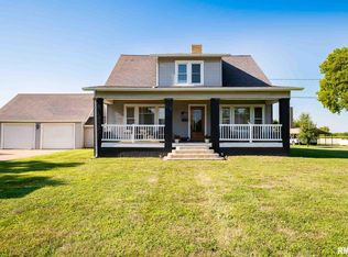 207 E Pearl St, Farmington, IL 61531