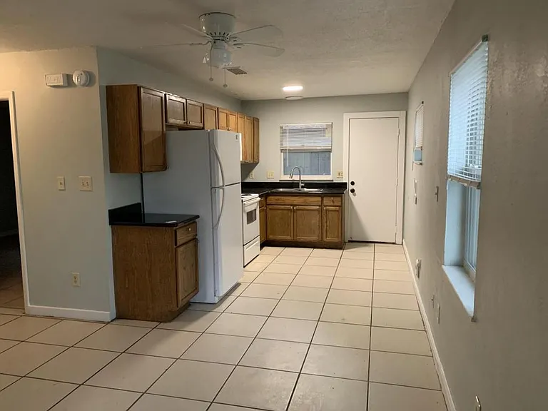 825 Lyndhurst St — Photo 10