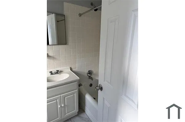 Building Photo - 6 Garfield St #2