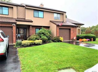 29 Timber Ridge Dr, Holbrook, NY 11741