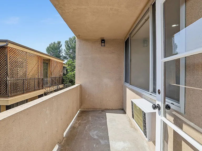 Encino Country Club Apartments — Photo 88