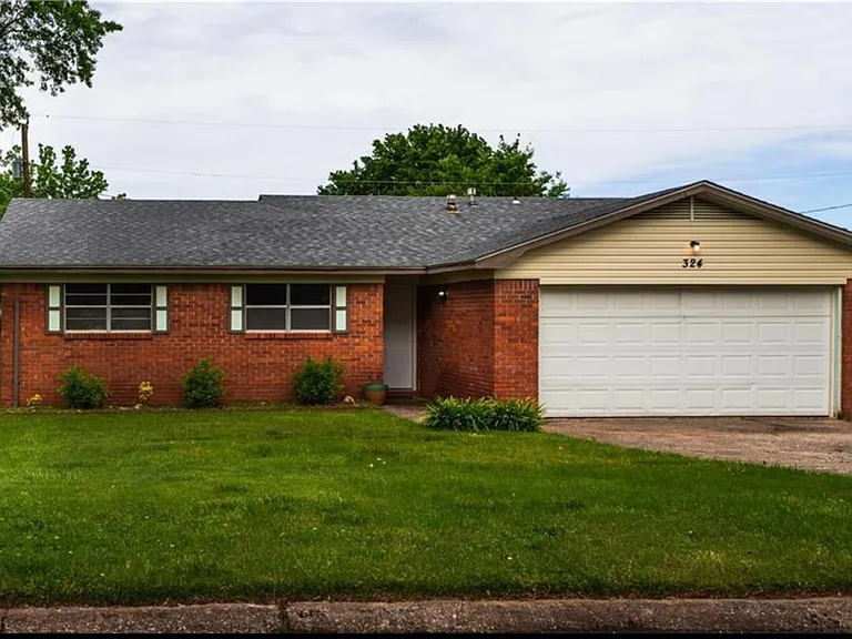 324 Rodric Cir — Photo 1