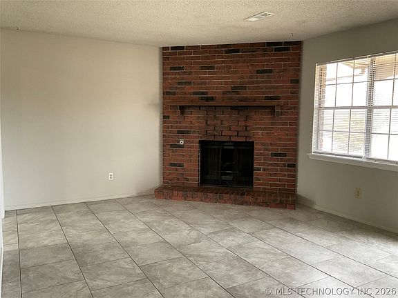 3rd image of 109 W Waco St