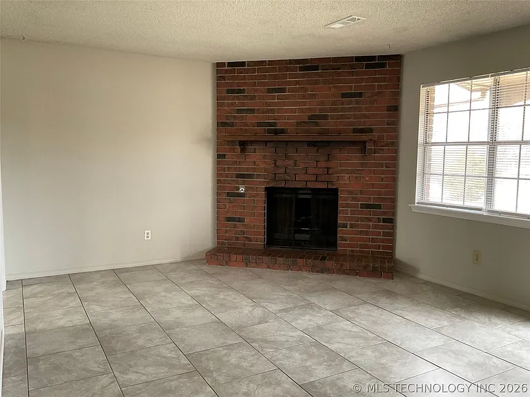 109 W Waco St — Photo 3