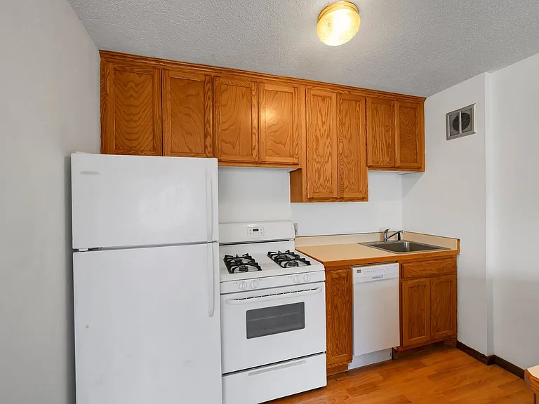 4320 36 1/2 St W — Photo 15