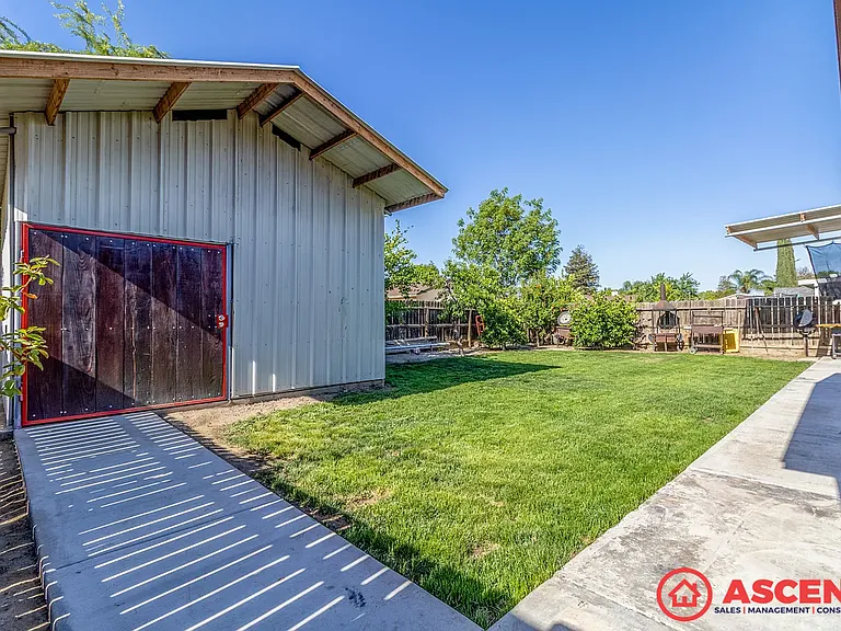1810 Martinho Ave — Photo 23