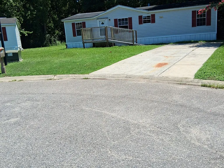 1213 Stoneybrook Dr — Photo 2