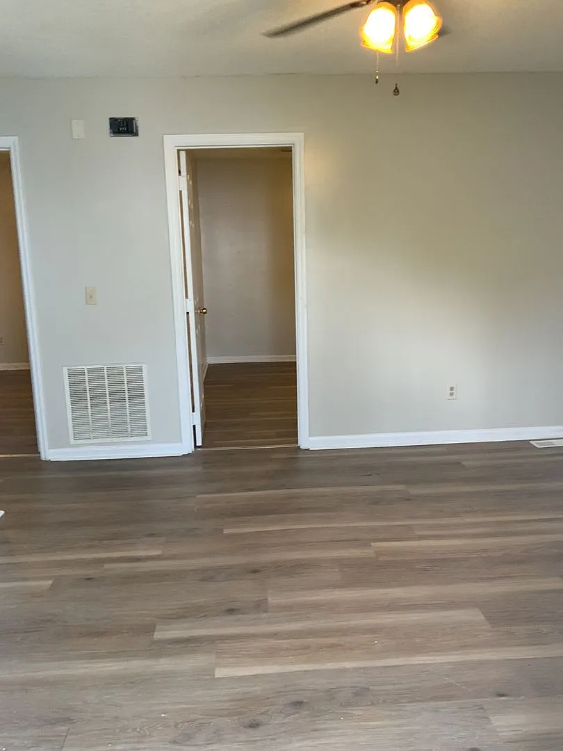 2 Bedroom 1 bath Apt — Photo 3